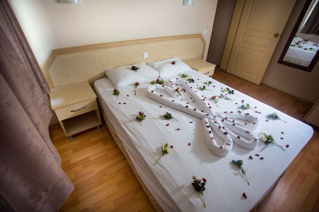 Tuntas Suites Altinkum Дидим Номер фото